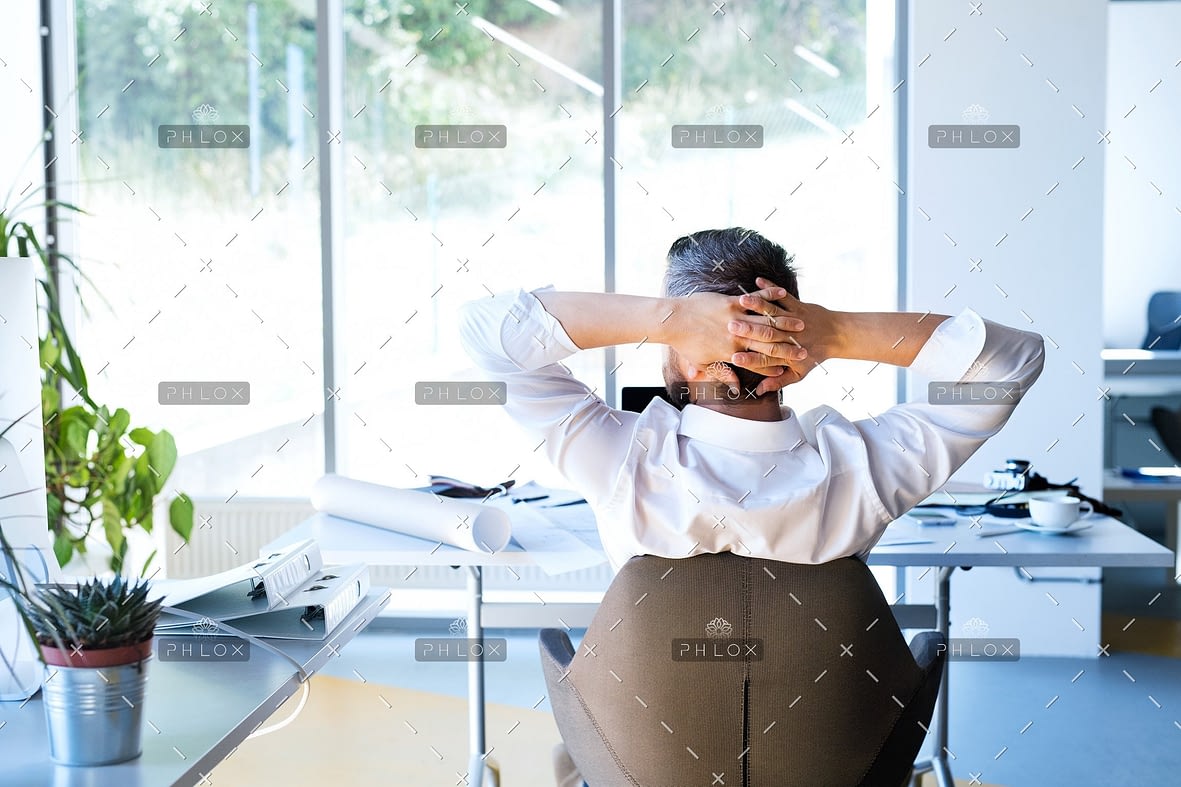 demo-attachment-477-Businessman-at-the-desk-in-his-office-resting.